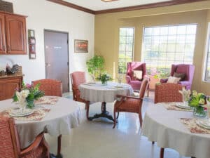 The dining room at Auburn Oaks