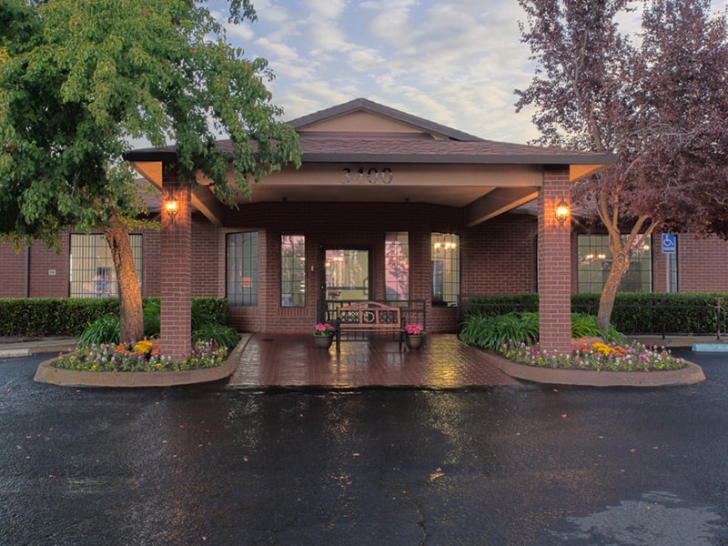 The front entrance to Auburn Oaks