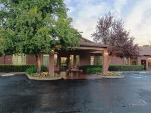 The front entrance to Auburn Oaks