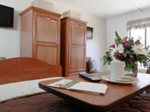 A patients bedside with flowers at Auburn Oaks