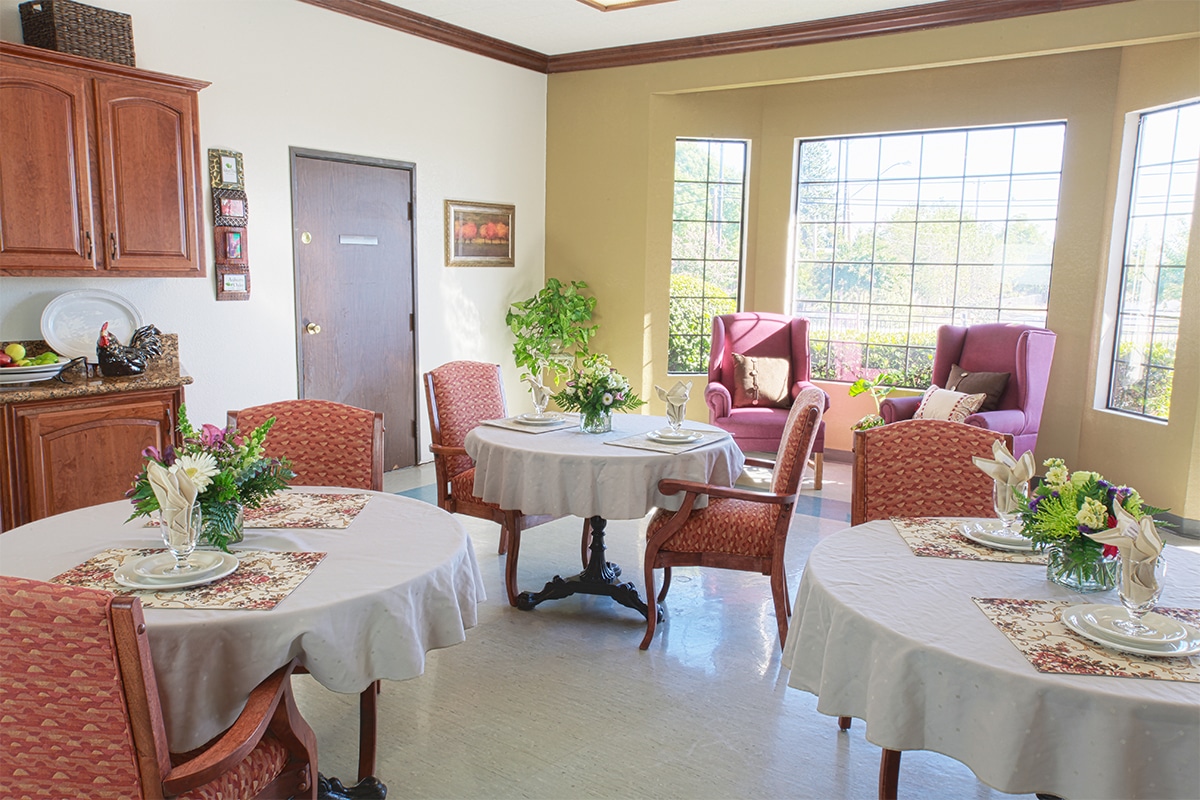 auburn oaks dining area white table cloths large window