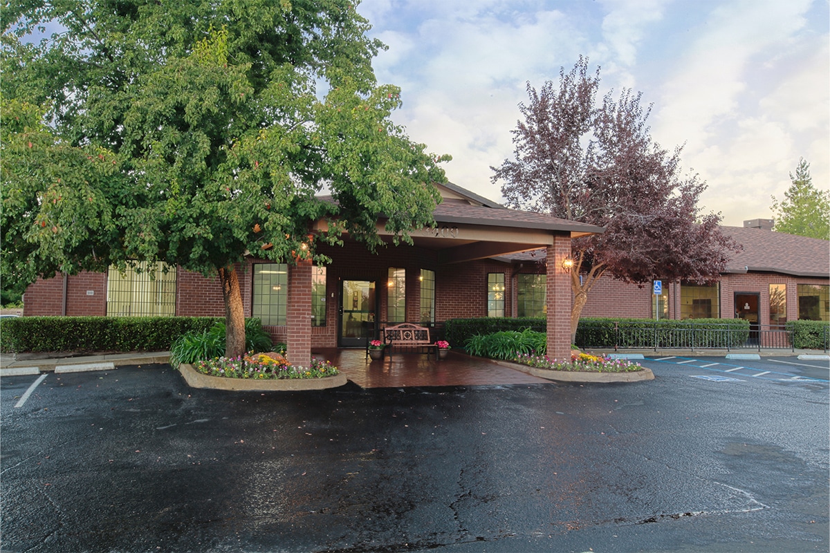 auburn oaks exterior of building entrance and parking lot