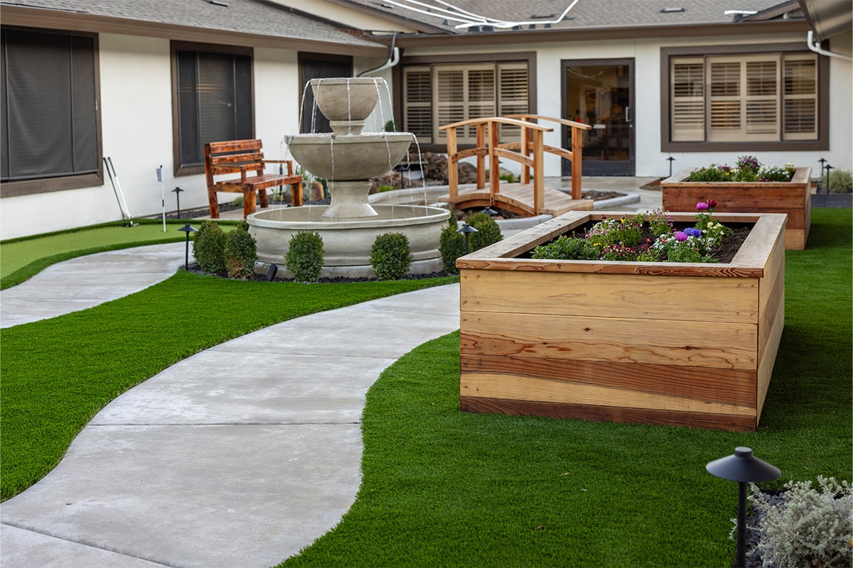 auburn oaks outside courtyard with green grass and fountain