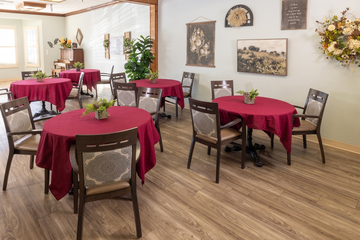 dining area at auburn oaks